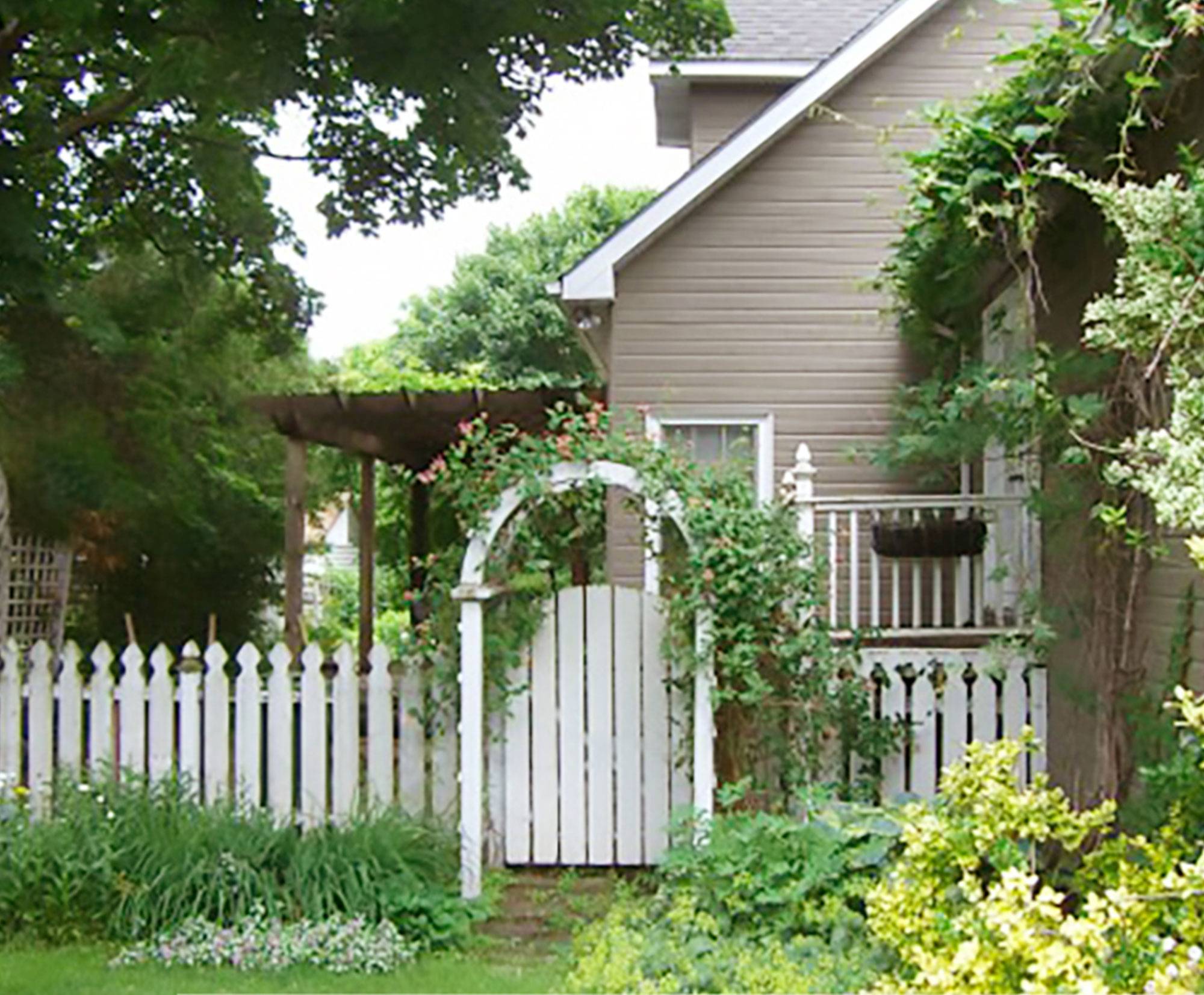 花园围栏-白色造型长条木板